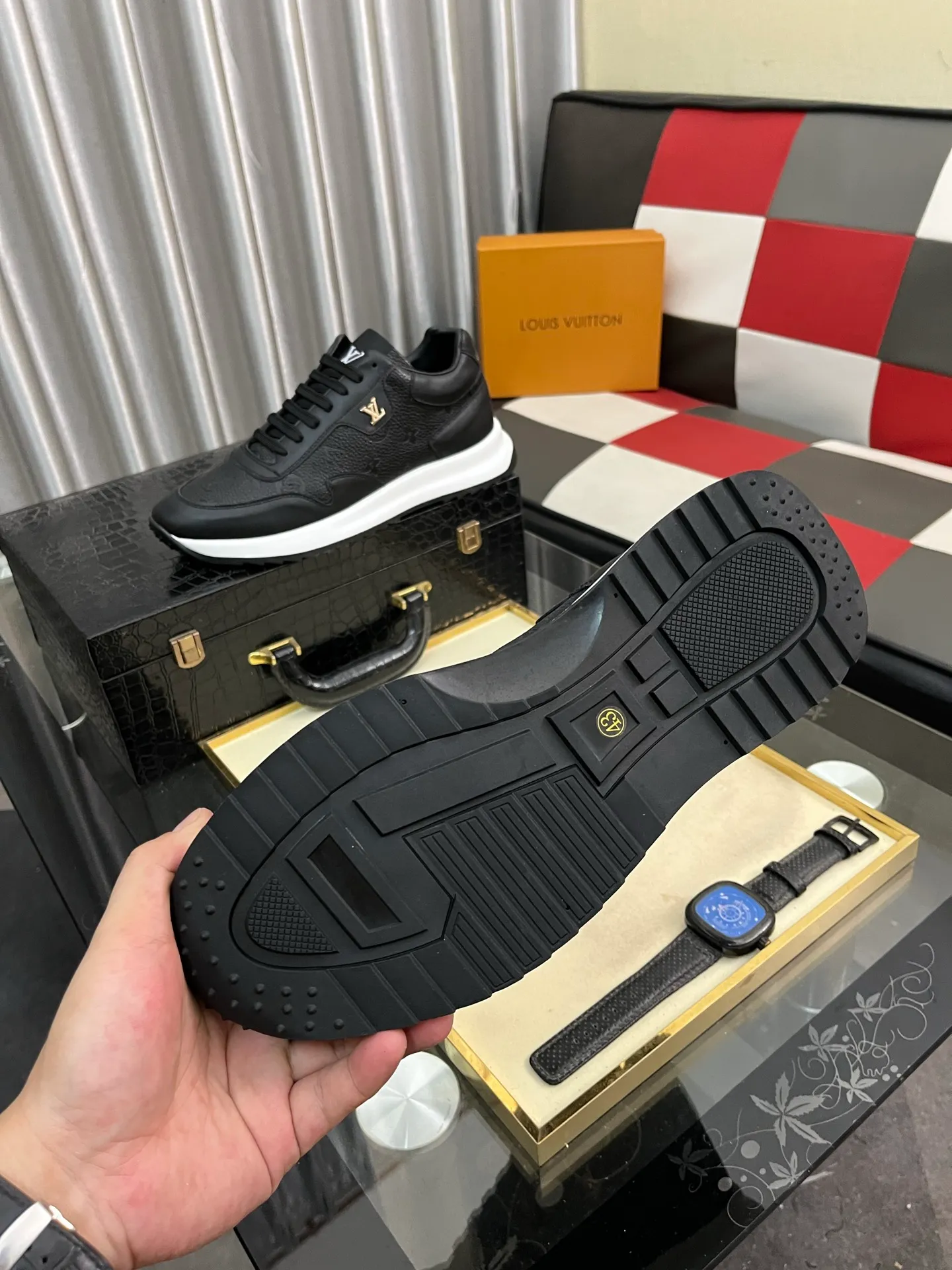 Men's shoes💰438⌚️⌚️《Louis vuitton/LV Louis Vuitton》original quality.~ Unique modern style sneakers. 🏃A must-have casual shoe for trendy men😍😍 Original brand imported from Italy, imported original leather, cowhide lining (refuses to discolor and grind feet) sole: original sole provided by the original factory, French lazy style design ⚠️Fit to the feet, original quality, super comfortable original sole. Code number: 38-443️⃣Colors available
